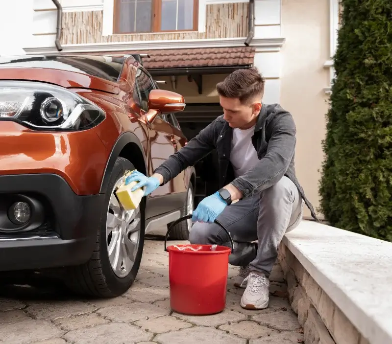 Lavage auto à domicile Remilly-sur-Tille : professionnel intervenant sur un véhicule